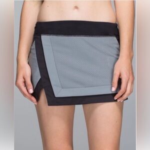 Lululemon Light Up Reflective Black/Gray Skirt SZ 4